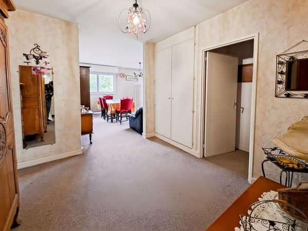 Appartement Arpajon de 4 pièces de 86 m2 avec 3 chambres, cave et terrasse.