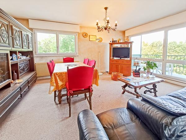 Appartement Arpajon de 4 pièces de 86 m2 avec 3 chambres, cave et terrasse.
