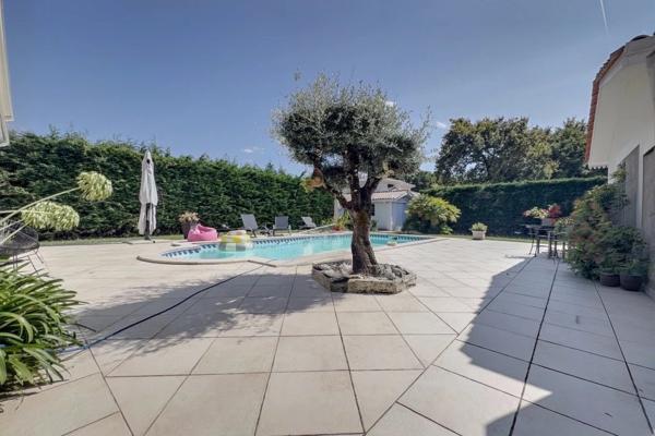 GUJAN MESTRAS ! Maison 5 pièces de 172 m2, piscine, atelier et garage, parcelle de 1220 m2 !