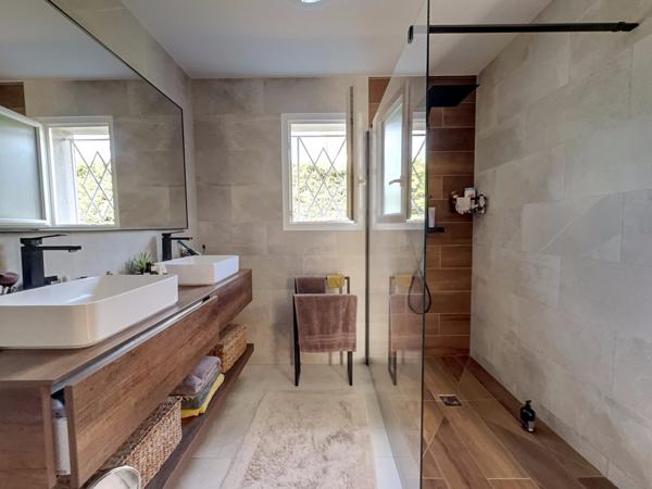 GUJAN MESTRAS ! Maison 5 pièces de 172 m2, piscine, atelier et garage, parcelle de 1220 m2 !