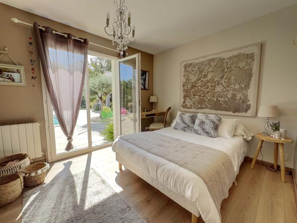 GUJAN MESTRAS ! Maison 5 pièces de 172 m2, piscine, atelier et garage, parcelle de 1220 m2 !