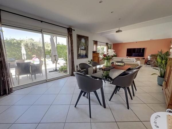 GUJAN MESTRAS ! Maison 5 pièces de 172 m2, piscine, atelier et garage, parcelle de 1220 m2 !