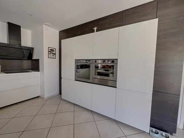 GUJAN MESTRAS ! Maison 5 pièces de 172 m2, piscine, atelier et garage, parcelle de 1220 m2 !