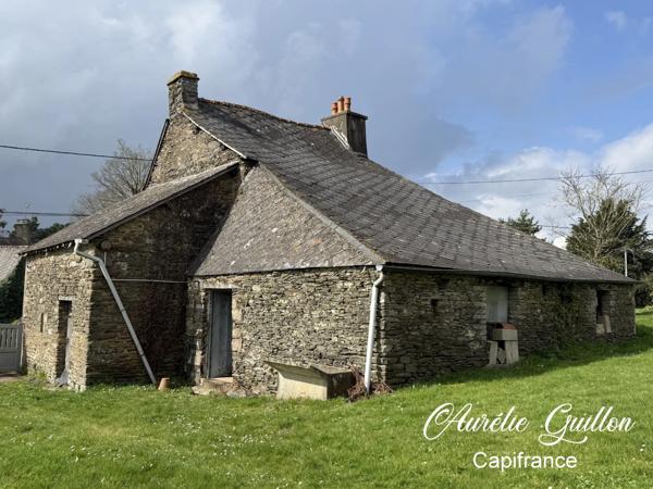 Maison en pierre à réhabiliter – Hangar et beau terrain de 1300 m2 avec puits – Ploërmel