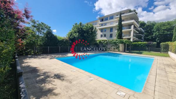 Location grand 2 P meublé de standing - garage et piscine