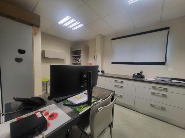 Local D’activité 479m² – Les ponts de ce