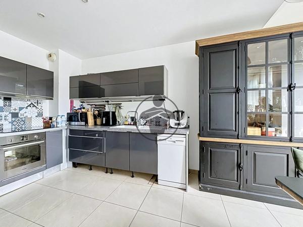 Vente                                                      Appartement
                        
                     6 pièces                      125 m2                     à Saint-Quentin