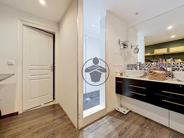 Vente                                                      Appartement
                        
                     6 pièces                      125 m2                     à Saint-Quentin