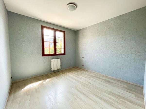 BRISSAC  - RARE SUR LE SECTEUR  - MAISON AU CALME, 4 CHAMBRES + BUREAU, GARAGE 30 m² ET 80 m² DE COMBLES AMÉNAGEABLES