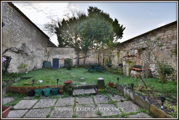 Maison à vendre 4 pièces SAINT JEAN D'ANGELY (17) avec jardin et garage