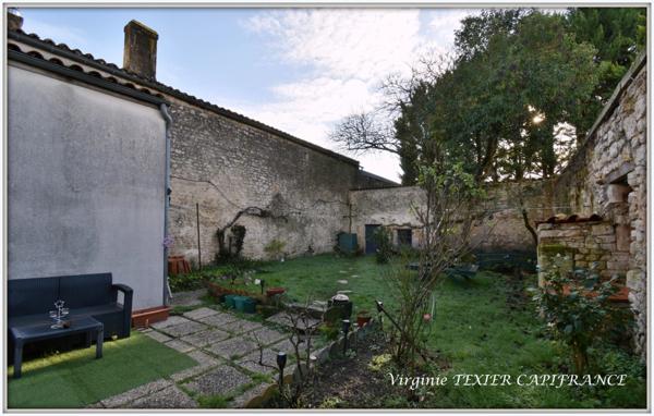 Maison à vendre 4 pièces SAINT JEAN D'ANGELY (17) avec jardin et garage