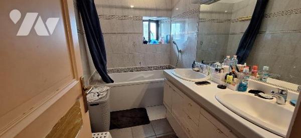 IMMEUBLE DE RAPPORT en placement n°1 comprenant:

- Rez de chaussée : local commercial (loué)...