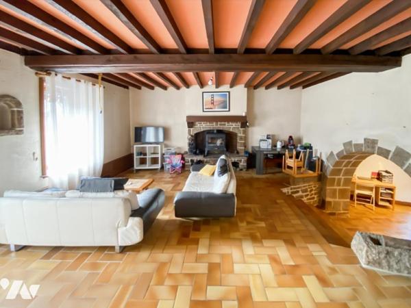 A VENDRE - MAISON EN PIERRES AVEC JARDIN - DOMPIERRE