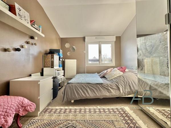 Maison mitoyenne 1 côté Templemars 92 m²