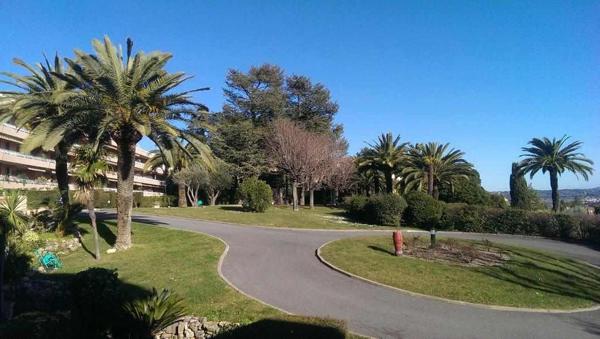 GRASSE sur les hauteurs dans agréable résidence avec vue panoramique bel appartement 2 pièces avec terrasse cave et garage