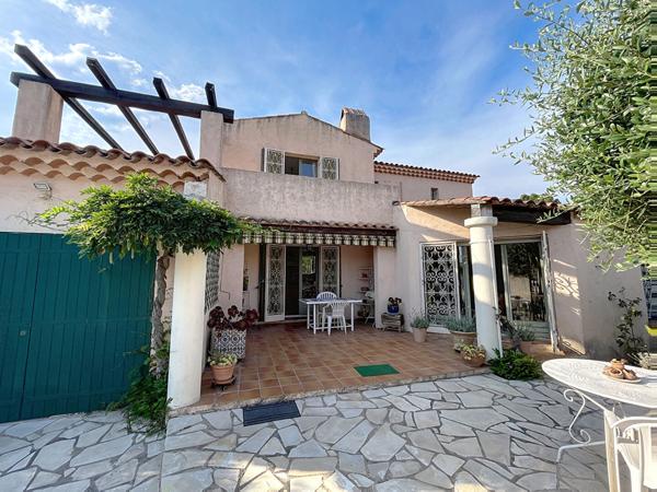 Villa 4 chambres de 150 m² sur terrain arboré de 932 m² avec grand jardin et garage