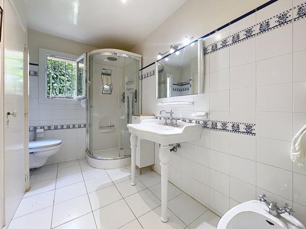 Villa 4 chambres de 150 m² sur terrain arboré de 932 m² avec grand jardin et garage