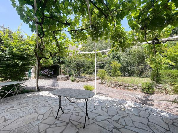 Villa 4 chambres de 150 m² sur terrain arboré de 932 m² avec grand jardin et garage