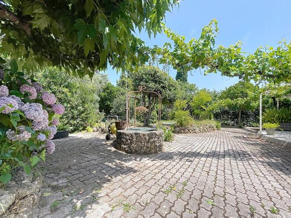 Villa 4 chambres de 150 m² sur terrain arboré de 932 m² avec grand jardin et garage