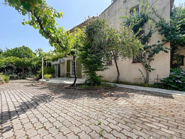 Villa 4 chambres de 150 m² sur terrain arboré de 932 m² avec grand jardin et garage