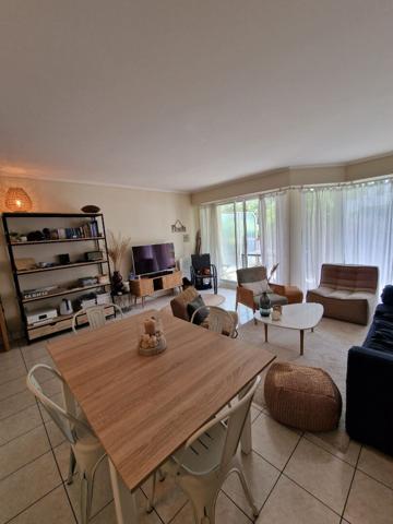 Proche toutes commodités et plage à pieds.