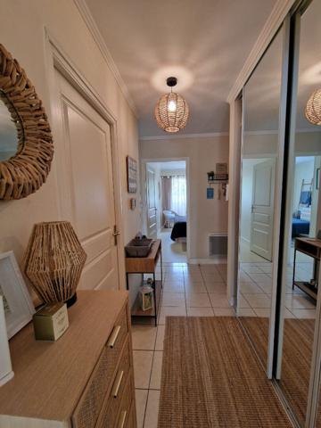 Proche toutes commodités et plage à pieds.