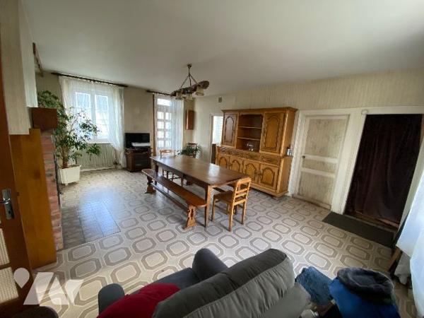 Une maison d'habitation à la sortie de SAINT-GEORGES-DES GROSEILLERS direction CONDE SUR NOIREAU