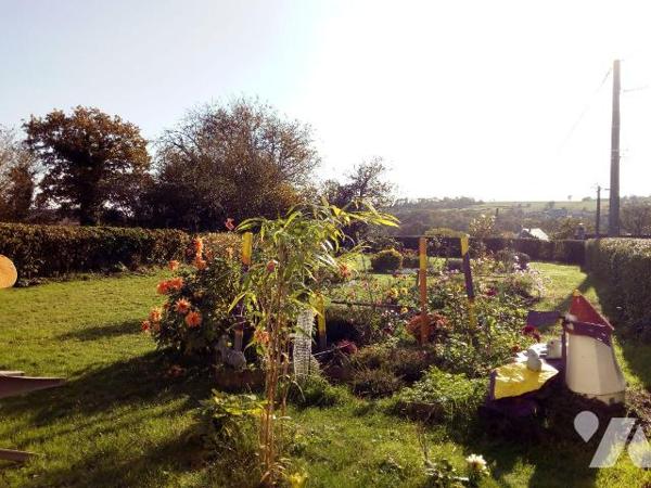 10 min. VILLAINES-LA-JUHEL (53), en campagne, maison en pierres, et couverte en ardoises, compo...