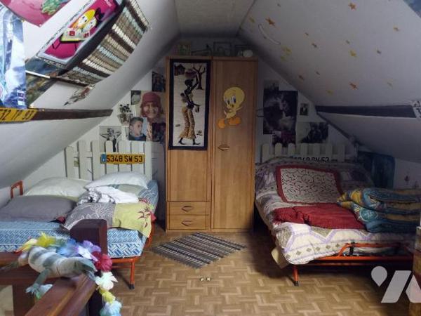 10 min. VILLAINES-LA-JUHEL (53), en campagne, maison en pierres, et couverte en ardoises, compo...