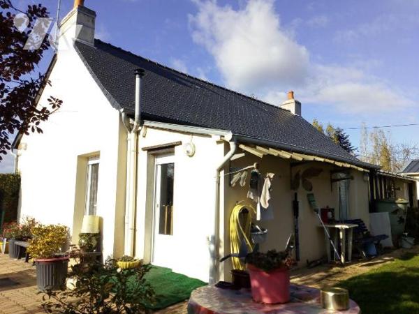 10 min. VILLAINES-LA-JUHEL (53), en campagne, maison en pierres, et couverte en ardoises, compo...