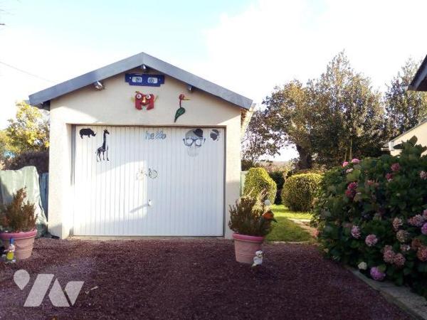 10 min. VILLAINES-LA-JUHEL (53), en campagne, maison en pierres, et couverte en ardoises, compo...