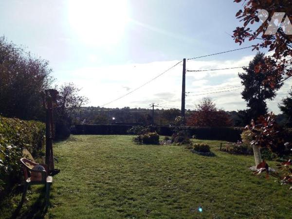 10 min. VILLAINES-LA-JUHEL (53), en campagne, maison en pierres, et couverte en ardoises, compo...