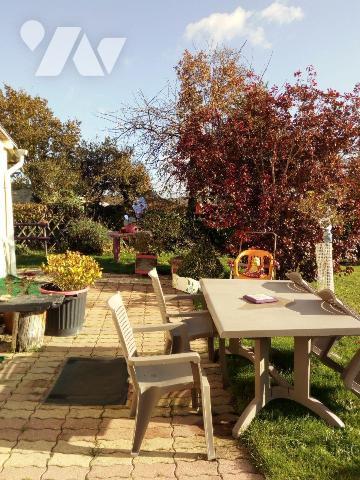 10 min. VILLAINES-LA-JUHEL (53), en campagne, maison en pierres, et couverte en ardoises, compo...