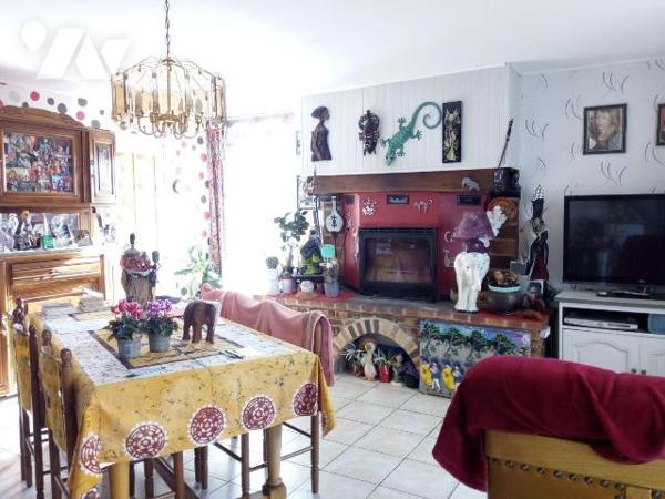 10 min. VILLAINES-LA-JUHEL (53), en campagne, maison en pierres, et couverte en ardoises, compo...