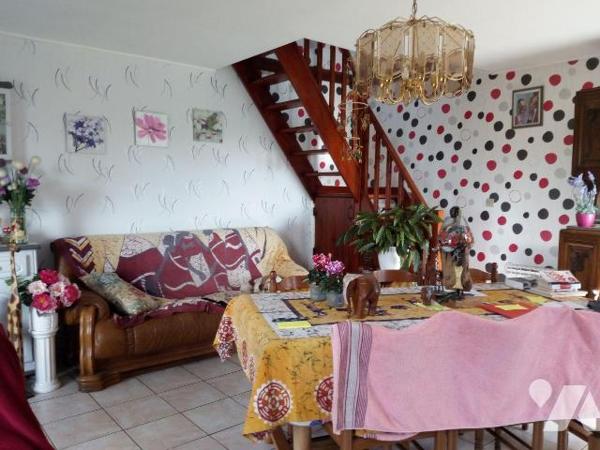 10 min. VILLAINES-LA-JUHEL (53), en campagne, maison en pierres, et couverte en ardoises, compo...