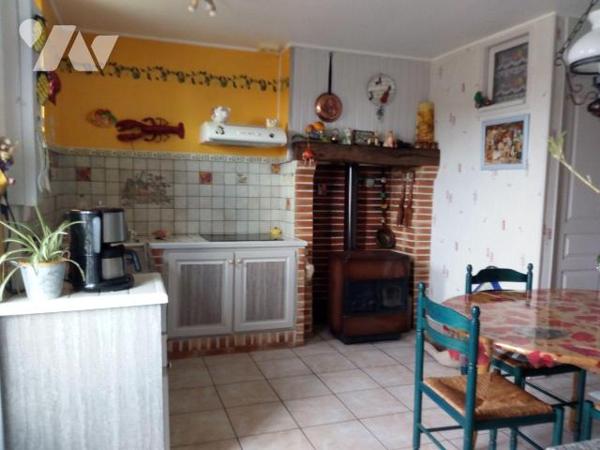 10 min. VILLAINES-LA-JUHEL (53), en campagne, maison en pierres, et couverte en ardoises, compo...