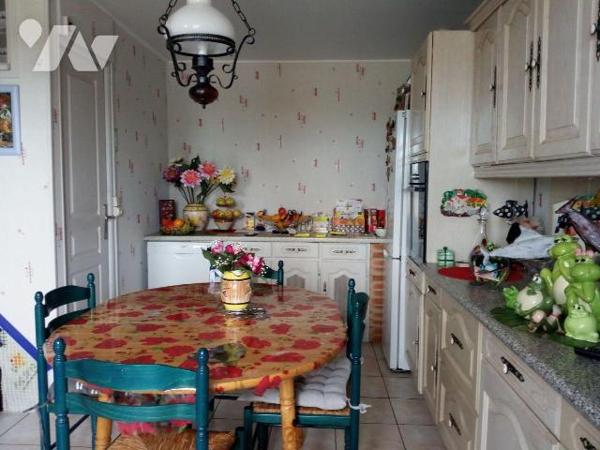 10 min. VILLAINES-LA-JUHEL (53), en campagne, maison en pierres, et couverte en ardoises, compo...