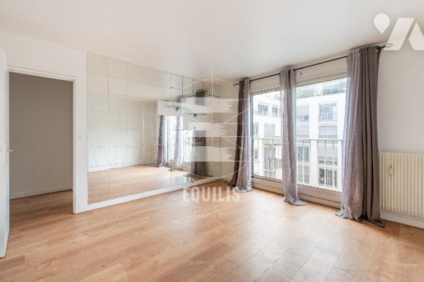 Studio en étage élevé avec parking