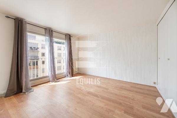 Studio en étage élevé avec parking