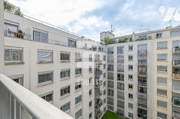 Studio en étage élevé avec parking