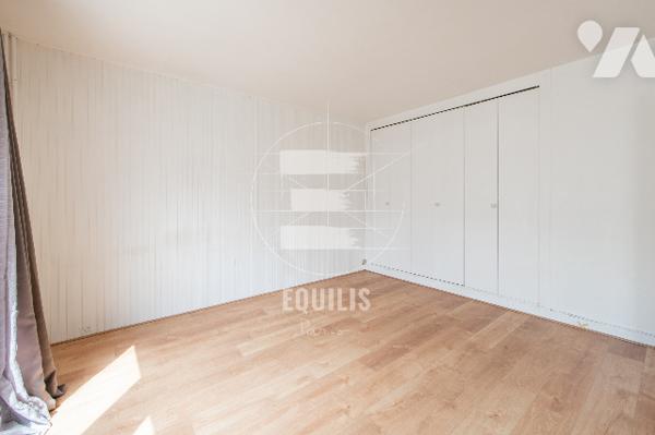 Studio en étage élevé avec parking