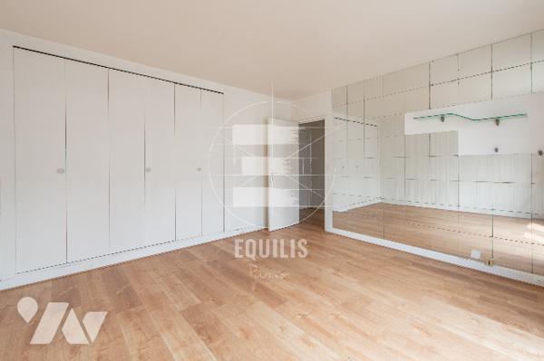 Studio en étage élevé avec parking