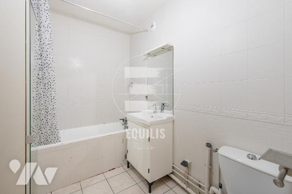 Studio en étage élevé avec parking