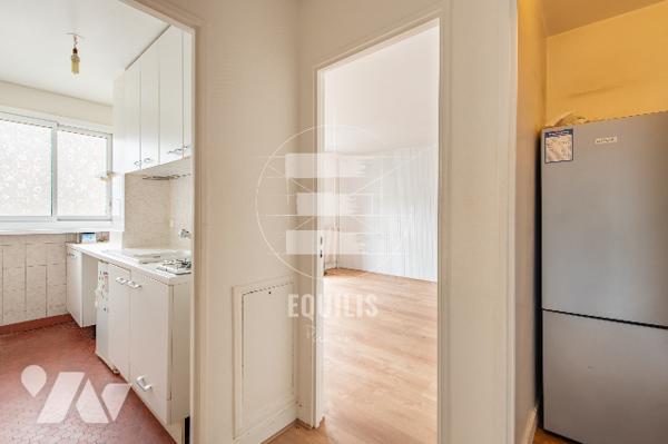 Studio en étage élevé avec parking