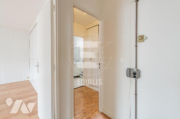 Studio en étage élevé avec parking