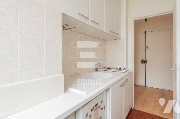 Studio en étage élevé avec parking
