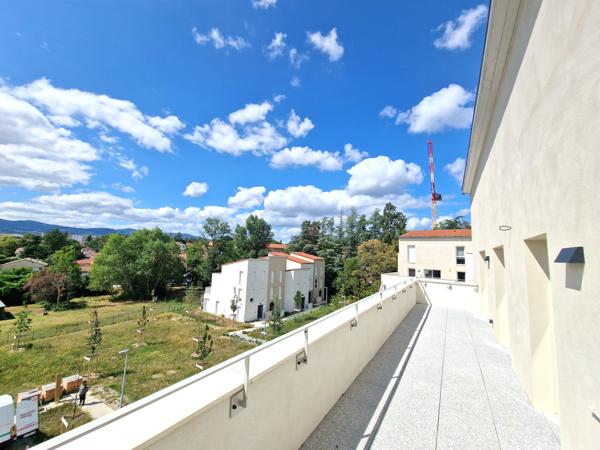 Craponne (69290) STANDING ! T3 MEUBLE avec terrasse 21m2 + Box PMR- 3° et dernier étage- Immeuble de 2024- CRAPONNE- DISPONIBLE