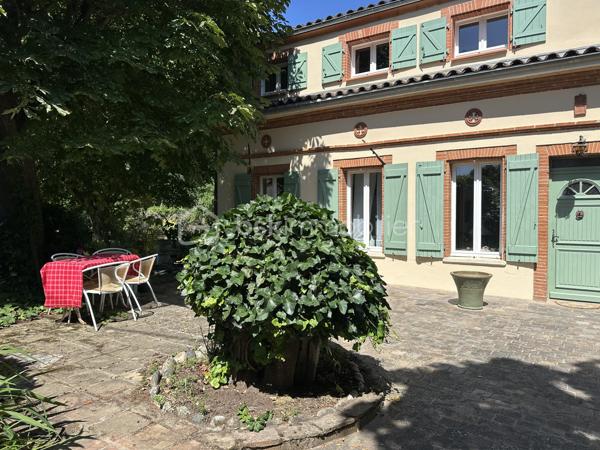 Élégante Toulousaine de caractère aux portes de Toulouse

À seulement 15 kilomètres de l’aéroport de Toulouse-Blagnac et de la place du Capitole, cette superbe maison du XIXe siècle de type Toulousaine séduit dès les premiers instants par son authenticité, ses volumes généreux et son environnement privilégié.

Nichée au cœur d’un magnifique terrain arboré de 2 500 m², cette propriété offre un cadre de vie rare, alliant calme absolu, charme de l’ancien et proximité immédiate de Toulouse.

Baignée de lumière grâce à ses nombreuses ouvertures, la maison dévoile de vastes pièces de réception où se mêlent élégance et convivialité. Les cheminées apportent une atmosphère chaleureuse aux différents espaces de vie, tandis que la cuisine entièrement équipée s’intègre parfaitement à l’esprit familial de la demeure.

Pensée pour accueillir une grande famille ou répondre à un projet de vie alliant habitation et activité professionnelle, le télétravail étant facilement envisageable dans un bureau bien isolé, la propriété offre un remarquable potentiel d’aménagement avec jusqu’à sept chambres possibles.

L’espace nuit comprend actuellement :

Cinq belles chambres à l’étage, sublimées par de superbes parquets massifs ;
Deux chambres en rez-de-chaussée, idéales pour recevoir ou créer un espace indépendant ;
Deux salles de bains complètes.
À l’extérieur, le jardin paysager constitue un véritable écrin de verdure. La terrasse, parfaitement exposée, invite à profiter des beaux jours dans un cadre paisible et préservé. Un espace barbecue ainsi que plusieurs dépendances complètent harmonieusement l’ensemble et offrent de nombreuses possibilités d’aménagement.

Un puit abrité dans une construction typique du secteur agrémente la propriété.

Les points forts de la propriété

Authentique maison Toulousaine de caractère
Environnement résidentiel calme et recherché
Terrain arboré de 2 500 m²
Luminosité exceptionnelle
Vastes espaces de réception
Jusqu’à 7 chambres possibles
Parquets massifs et cheminées
Dépendances
Arrêt de bus à quelques mètres du portail.
À seulement 15 minutes de Toulouse et de l’aéroport de Blagnac.
Proche de Colomiers et du secteur aéronautique Airbus.
Une propriété de charme aux portes de la Ville Rose, idéale pour les amateurs de belles demeures souhaitant conjuguer authenticité, confort et qualité de vie dans un environnement privilégié.

Bien rare sur le secteur de LA SALVETAT-SAINT-GILLES/ PLAISANCE DU TOUCH.