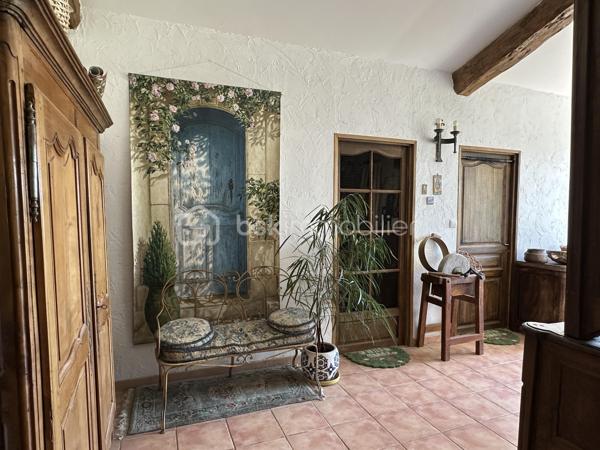 Élégante Toulousaine de caractère aux portes de Toulouse

À seulement 15 kilomètres de l’aéroport de Toulouse-Blagnac et de la place du Capitole, cette superbe maison du XIXe siècle de type Toulousaine séduit dès les premiers instants par son authenticité, ses volumes généreux et son environnement privilégié.

Nichée au cœur d’un magnifique terrain arboré de 2 500 m², cette propriété offre un cadre de vie rare, alliant calme absolu, charme de l’ancien et proximité immédiate de Toulouse.

Baignée de lumière grâce à ses nombreuses ouvertures, la maison dévoile de vastes pièces de réception où se mêlent élégance et convivialité. Les cheminées apportent une atmosphère chaleureuse aux différents espaces de vie, tandis que la cuisine entièrement équipée s’intègre parfaitement à l’esprit familial de la demeure.

Pensée pour accueillir une grande famille ou répondre à un projet de vie alliant habitation et activité professionnelle, le télétravail étant facilement envisageable dans un bureau bien isolé, la propriété offre un remarquable potentiel d’aménagement avec jusqu’à sept chambres possibles.

L’espace nuit comprend actuellement :

Cinq belles chambres à l’étage, sublimées par de superbes parquets massifs ;
Deux chambres en rez-de-chaussée, idéales pour recevoir ou créer un espace indépendant ;
Deux salles de bains complètes.
À l’extérieur, le jardin paysager constitue un véritable écrin de verdure. La terrasse, parfaitement exposée, invite à profiter des beaux jours dans un cadre paisible et préservé. Un espace barbecue ainsi que plusieurs dépendances complètent harmonieusement l’ensemble et offrent de nombreuses possibilités d’aménagement.

Un puit abrité dans une construction typique du secteur agrémente la propriété.

Les points forts de la propriété

Authentique maison Toulousaine de caractère
Environnement résidentiel calme et recherché
Terrain arboré de 2 500 m²
Luminosité exceptionnelle
Vastes espaces de réception
Jusqu’à 7 chambres possibles
Parquets massifs et cheminées
Dépendances
Arrêt de bus à quelques mètres du portail.
À seulement 15 minutes de Toulouse et de l’aéroport de Blagnac.
Proche de Colomiers et du secteur aéronautique Airbus.
Une propriété de charme aux portes de la Ville Rose, idéale pour les amateurs de belles demeures souhaitant conjuguer authenticité, confort et qualité de vie dans un environnement privilégié.

Bien rare sur le secteur de LA SALVETAT-SAINT-GILLES/ PLAISANCE DU TOUCH.