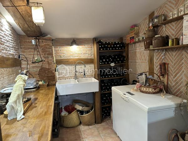Élégante Toulousaine de caractère aux portes de Toulouse

À seulement 15 kilomètres de l’aéroport de Toulouse-Blagnac et de la place du Capitole, cette superbe maison du XIXe siècle de type Toulousaine séduit dès les premiers instants par son authenticité, ses volumes généreux et son environnement privilégié.

Nichée au cœur d’un magnifique terrain arboré de 2 500 m², cette propriété offre un cadre de vie rare, alliant calme absolu, charme de l’ancien et proximité immédiate de Toulouse.

Baignée de lumière grâce à ses nombreuses ouvertures, la maison dévoile de vastes pièces de réception où se mêlent élégance et convivialité. Les cheminées apportent une atmosphère chaleureuse aux différents espaces de vie, tandis que la cuisine entièrement équipée s’intègre parfaitement à l’esprit familial de la demeure.

Pensée pour accueillir une grande famille ou répondre à un projet de vie alliant habitation et activité professionnelle, le télétravail étant facilement envisageable dans un bureau bien isolé, la propriété offre un remarquable potentiel d’aménagement avec jusqu’à sept chambres possibles.

L’espace nuit comprend actuellement :

Cinq belles chambres à l’étage, sublimées par de superbes parquets massifs ;
Deux chambres en rez-de-chaussée, idéales pour recevoir ou créer un espace indépendant ;
Deux salles de bains complètes.
À l’extérieur, le jardin paysager constitue un véritable écrin de verdure. La terrasse, parfaitement exposée, invite à profiter des beaux jours dans un cadre paisible et préservé. Un espace barbecue ainsi que plusieurs dépendances complètent harmonieusement l’ensemble et offrent de nombreuses possibilités d’aménagement.

Un puit abrité dans une construction typique du secteur agrémente la propriété.

Les points forts de la propriété

Authentique maison Toulousaine de caractère
Environnement résidentiel calme et recherché
Terrain arboré de 2 500 m²
Luminosité exceptionnelle
Vastes espaces de réception
Jusqu’à 7 chambres possibles
Parquets massifs et cheminées
Dépendances
Arrêt de bus à quelques mètres du portail.
À seulement 15 minutes de Toulouse et de l’aéroport de Blagnac.
Proche de Colomiers et du secteur aéronautique Airbus.
Une propriété de charme aux portes de la Ville Rose, idéale pour les amateurs de belles demeures souhaitant conjuguer authenticité, confort et qualité de vie dans un environnement privilégié.

Bien rare sur le secteur de LA SALVETAT-SAINT-GILLES/ PLAISANCE DU TOUCH.